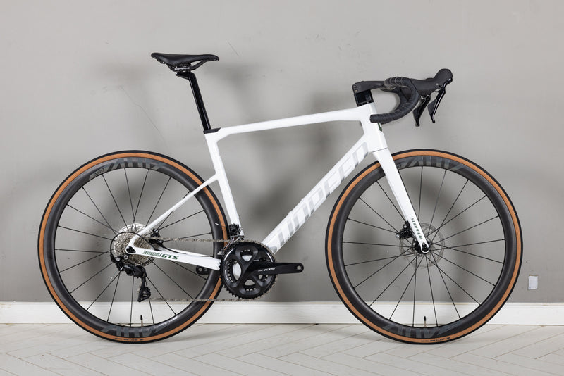 Load image into Gallery viewer, Sunpeed Invincible GTS Carbon Road Bike 105  with Carbon Wheel 11 Speed Warehouse Clearance
